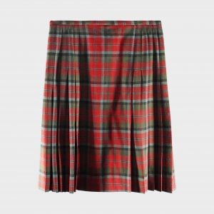 Roter Rock mit Mustern im schottischen Stil