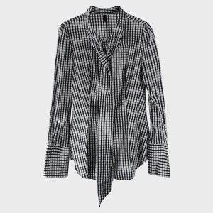 Ein schwarz-weißes Hemd von Benetton – Hergestellt in Rumänien